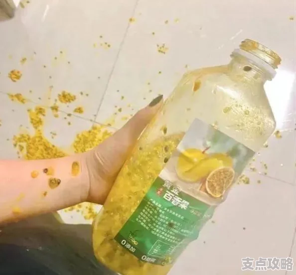 公交车掀开奶罩边躁：这是一则关于公共交通中发生的尴尬事件，涉及到乘客的不当行为，引发了社会对公共道德和安全的讨论